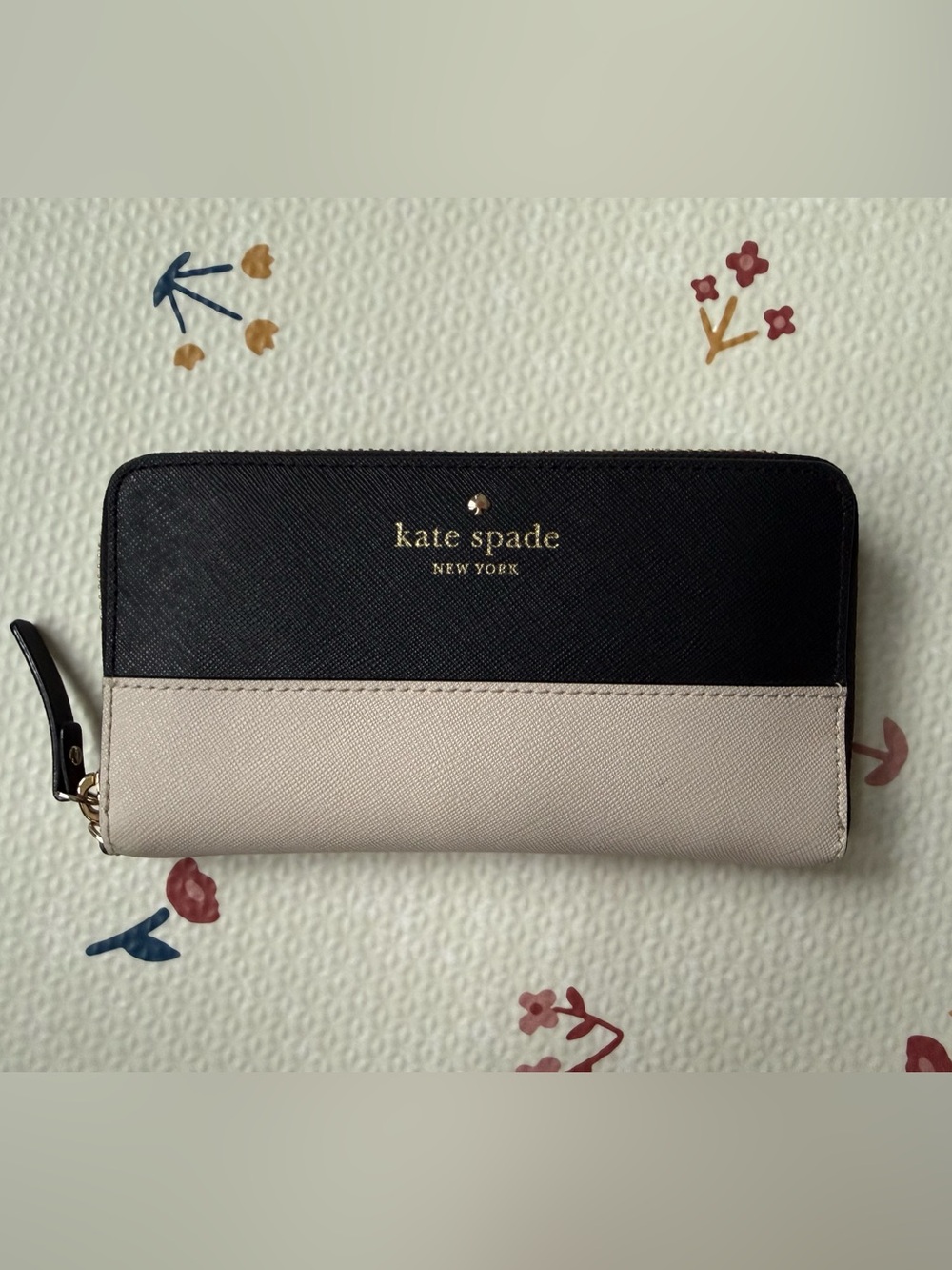 kate spade Two-Tone Black and Cream Zip-Around Wallet